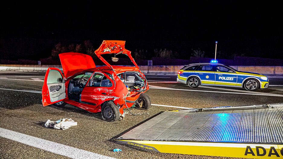 Der Renault wurde fast bis zur H&auml;lfte zusammengeschoben.