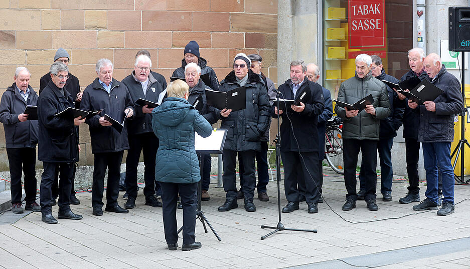 Teilnehmende gedenken der Opfer von Gewalt, Verfolgung und Kriegshandlungen. Teilnehmende gedenken der Opfer von Gewalt, Verfolgung und Kriegshandlungen.