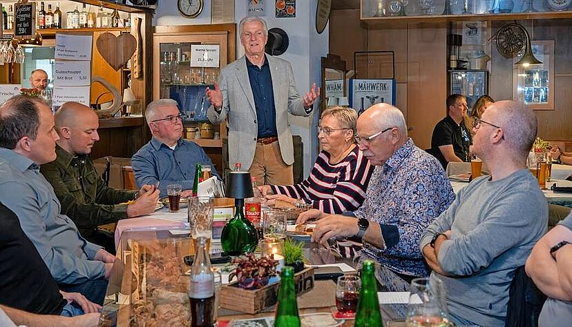 Stimme-Chefredakteur Uwe Ralf Heer (Mitte) beim Lokaltour-Termin in Neudenau im Gespr&auml;ch mit interessierten B&uuml;rgern. Die n&auml;chste Station der Gespr&auml;chsrunde wird L&ouml;wenstein sein.