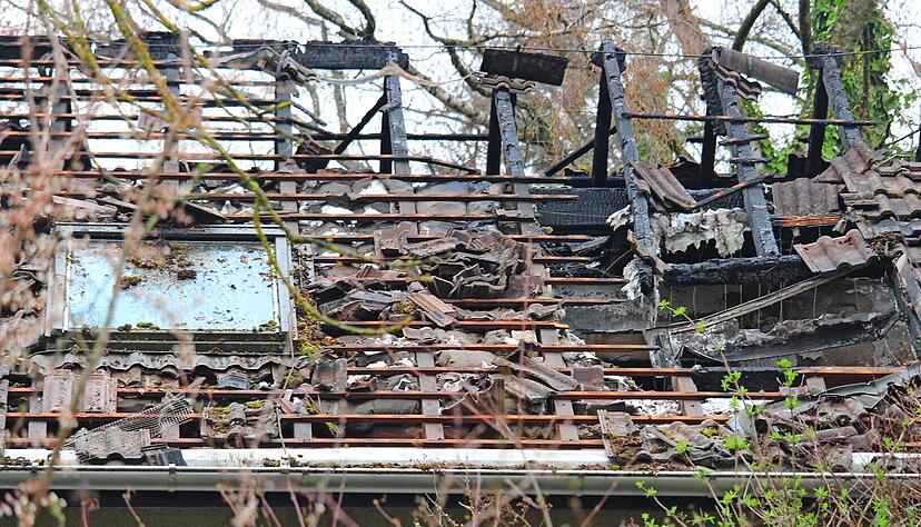 Um das Feuer besser l&ouml;schen zu k&ouml;nnen, trugen Einsatzkr&auml;fte der Feuerwehr das Dach des Wohnhauses ab. Wie das Foto vom Tag nach dem Brand zeigt, entstand immenser Schaden.
Foto: Adrian Hoffmann
