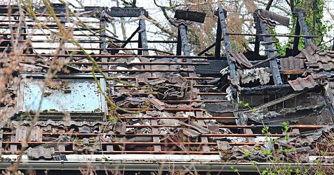 Um das Feuer besser l&ouml;schen zu k&ouml;nnen, trugen Einsatzkr&auml;fte der Feuerwehr das Dach des Wohnhauses ab. Wie das Foto vom Tag nach dem Brand zeigt, entstand immenser Schaden.
Foto: Adrian Hoffmann