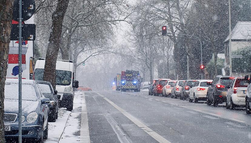 Auf glatten Straßen sollten Verkehrsteilnehmer einiges beachten.