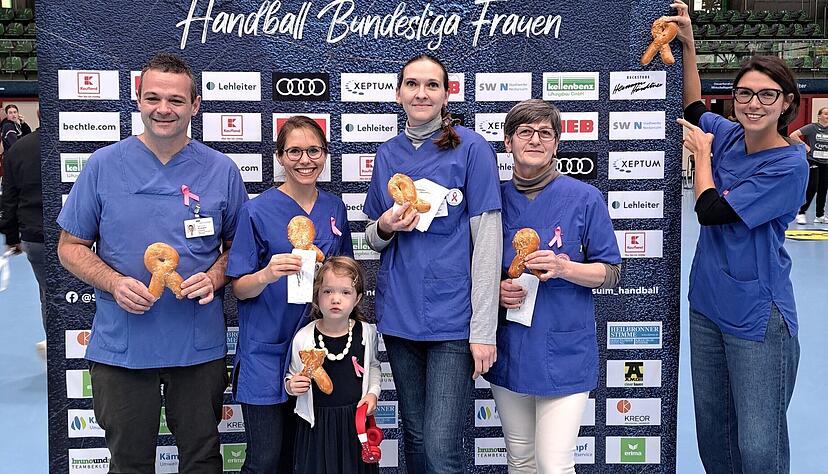 Das Team der SLK-Frauenklinik verkaufte am vergangenen Wochenende beim Spiel der SUN-Handballerinnen in der Ballei Hefeschleifen, um Spenden für die Versorgung von Krebskranken zu sammeln. Das Team der SLK-Frauenklinik verkaufte am vergangenen Wochenende beim Spiel der SUN-Handballerinnen in der Ballei Hefeschleifen, um Spenden für die Versorgung von Krebskranken zu sammeln.