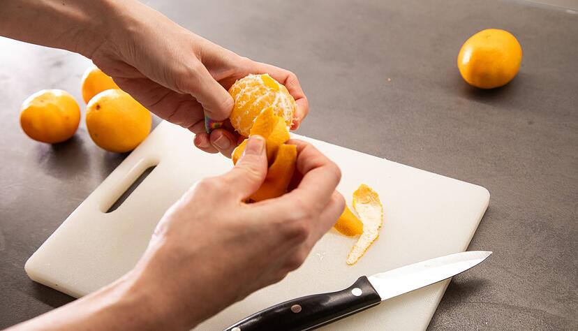 Schritt 2: Clementine wie gewohnt pellen.