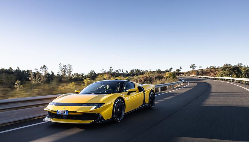 Breit und flach: So wirft sich der neue Ferrari auf den Asphalt, mit dem er fast fest verzahnt scheint. Breit und flach: So wirft sich der neue Ferrari auf den Asphalt, mit dem er fast fest verzahnt scheint.