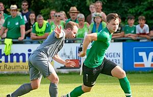 Am Abend fand in Verrenberg das zweite Relegationsspiel zur A1 statt. Robin Burkert (rechts) traf beim 3:0-Sieg des SV Tüngental gegen Untermünkheim II zwei Mal.