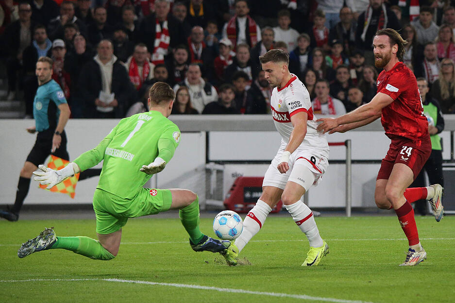 Zunächst scheiterte Ermedin Demirovic noch... Zunächst scheiterte Ermedin Demirovic noch...