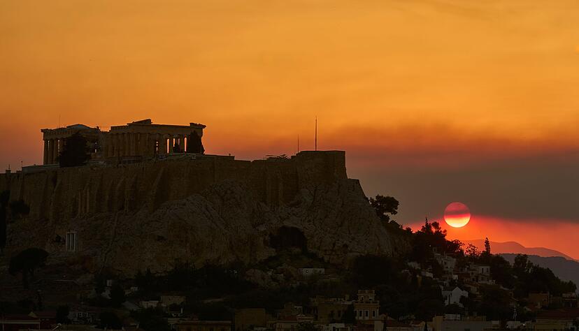 Der Rauch zieht bis &uuml;ber die Hauptstadt Athen.
