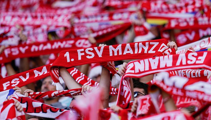 Der Fußball-Fan, der im Spiel der Mainzer in Stuttgart reanimiert werden musste, ist nach Club-Angaben auf dem Weg der Besserung. Der Fußball-Fan, der im Spiel der Mainzer in Stuttgart reanimiert werden musste, ist nach Club-Angaben auf dem Weg der Besserung.