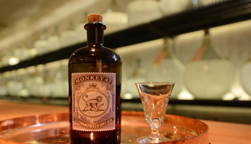 Eine Flasche Gin Monkey 47 steht im Keller der Brennerei. Foto: Franziska Kraufmann/Archiv