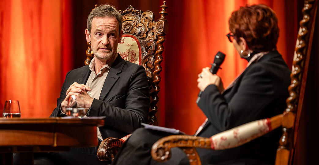 „Ein bisschen Hybris muss man ja haben, wenn man die Schnapsidee hat, diesen Beruf zu ergreifen“: Schauspieler Jörg Hartmann plauderte am Montagabend mit Moderatorin Bernadette Schoog.