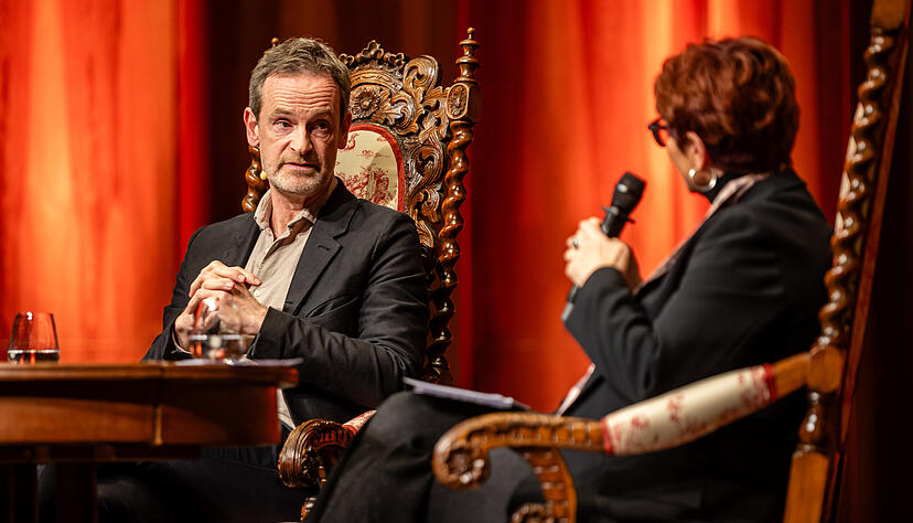 „Ein bisschen Hybris muss man ja haben, wenn man die Schnapsidee hat, diesen Beruf zu ergreifen“: Schauspieler Jörg Hartmann plauderte am Montagabend mit Moderatorin Bernadette Schoog.