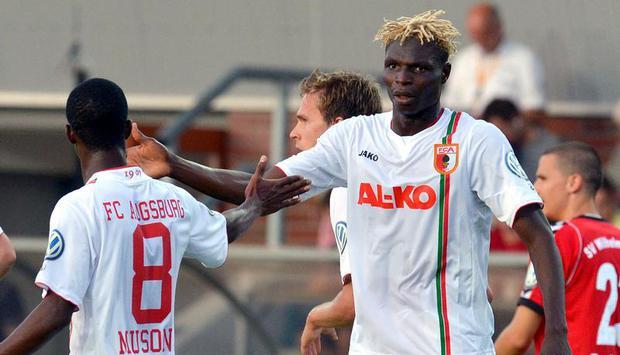 Augsburgs St&uuml;rmer Aristide Bance (r) erzielte einen Treffer in Wilhelmshaven. Foto: Carmen Jaspersen