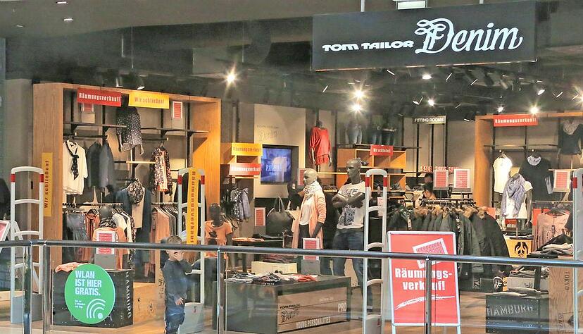 Zu wenig Profil im Markt: Tom Tailor in der Stadtgalerie macht Räumungsverkauf. Die Filiale des Modelabels schließt demnächst.Foto: Guido Sawatzki