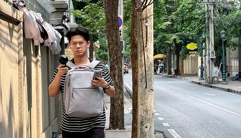 Viele nutzen Handventilatoren, um sich die Hitze auszuhalten.