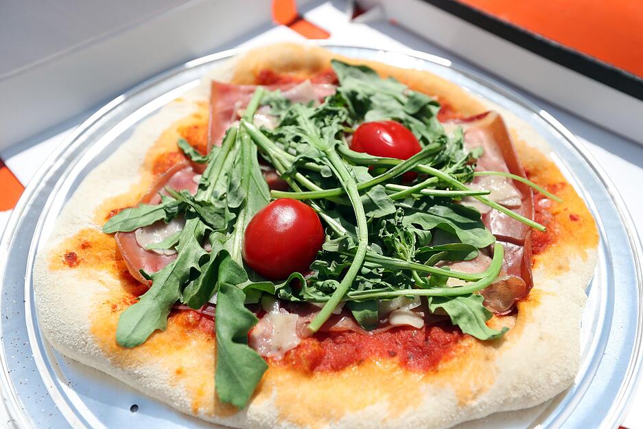 Die Betreiber waren zun&auml;chst skeptisch, ob Rucola auf der Pizza gelingt.