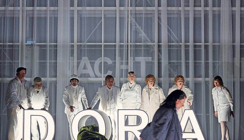 Eine Oper wie ein Rausch, eine Titelheldin als Systemsprengerin: Josefin Feiler als Dora kauert am Boden, Marcel Beekman ist der Teufel, im Hintergrund als antiker Chor Neue Vocalsolisten extended.
Foto: Martin Sigmund Eine Oper wie ein Rausch, eine Titelheldin als Systemsprengerin: Josefin Feiler als Dora kauert am Boden, Marcel Beekman ist der Teufel, im Hintergrund als antiker Chor Neue Vocalsolisten extended.
Foto: Martin Sigmund