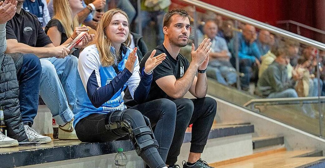 Alessia Riner ist aufgrund ihres Kreuzbandrisses noch eine ganze Weile zum Zuschauen gezwungen. Physiotherapeut Sergi García (rechts) hilft bei der Reha.