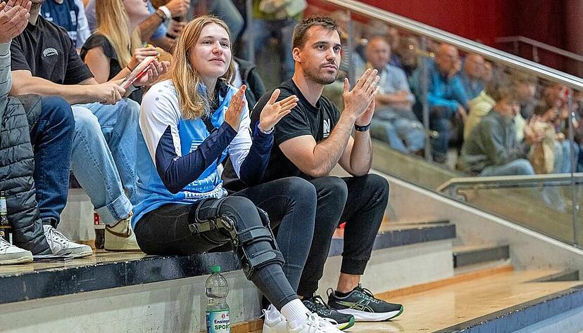 Alessia Riner ist aufgrund ihres Kreuzbandrisses noch eine ganze Weile zum Zuschauen gezwungen. Physiotherapeut Sergi García (rechts) hilft bei der Reha. Alessia Riner ist aufgrund ihres Kreuzbandrisses noch eine ganze Weile zum Zuschauen gezwungen. Physiotherapeut Sergi García (rechts) hilft bei der Reha.
