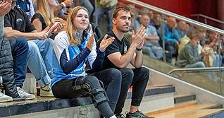 Alessia Riner ist aufgrund ihres Kreuzbandrisses noch eine ganze Weile zum Zuschauen gezwungen. Physiotherapeut Sergi García (rechts) hilft bei der Reha.