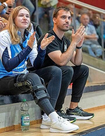 Alessia Riner ist aufgrund ihres Kreuzbandrisses noch eine ganze Weile zum Zuschauen gezwungen. Physiotherapeut Sergi García (rechts) hilft bei der Reha.