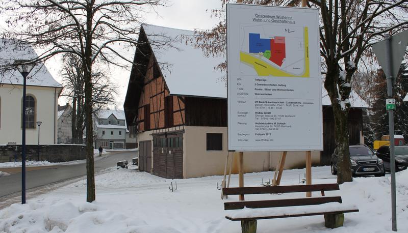 Die Scheune an der Ortsdurchfahrt wird abgerissen. Die W&uuml;stenroter Baugesellschaft plant auf acht Ar ein Wohn- und Gesch&auml;ftshaus gegen&uuml;ber der Kirche.
?
