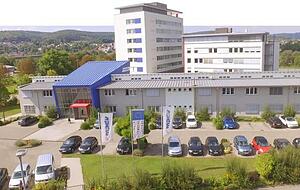 1997 baute MPDV den flachen Bau im Vordergrund, f&uuml;nf Jahre sp&auml;ter folgte der Bau rechts dahinter. Mit dem Neubau hinten links wurde die Fl&auml;che nun nahezu verdoppelt. Foto: MPDV