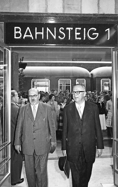 Angekommen: Sonderzugreisende SPD-Landesinnenminister Fritz Ulrich und der Präsident der Bundesbahndirektion Stuttgart Kurt Hagner.