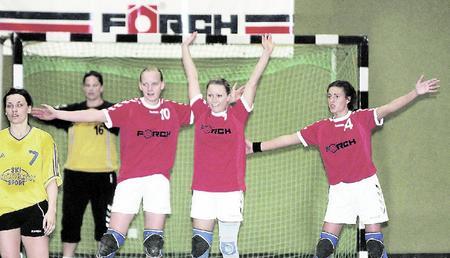Die Kochert&uuml;rnerinnen k&auml;mpften stark und standen auch sicher in der Abwehr. Von links: Die in der Schlussphase eingesetzte Torh&uuml;terin Marie-Katrin Zentler, Linda Hoffmann, Stefanie Brunner und Carolin Reber. (Foto: Schmerbeck)