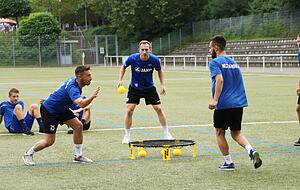 Das Runde muss ausnahmsweise nicht ins Eckige. Beim Spikeball wird der Ball ins Rundnetz geschmettert, auch die Fußballer der Neckarsulmer Sport-Union haben es schon ausprobiert. Foto: Archiv/privat Das Runde muss ausnahmsweise nicht ins Eckige. Beim Spikeball wird der Ball ins Rundnetz geschmettert, auch die Fußballer der Neckarsulmer Sport-Union haben es schon ausprobiert. Foto: Archiv/privat