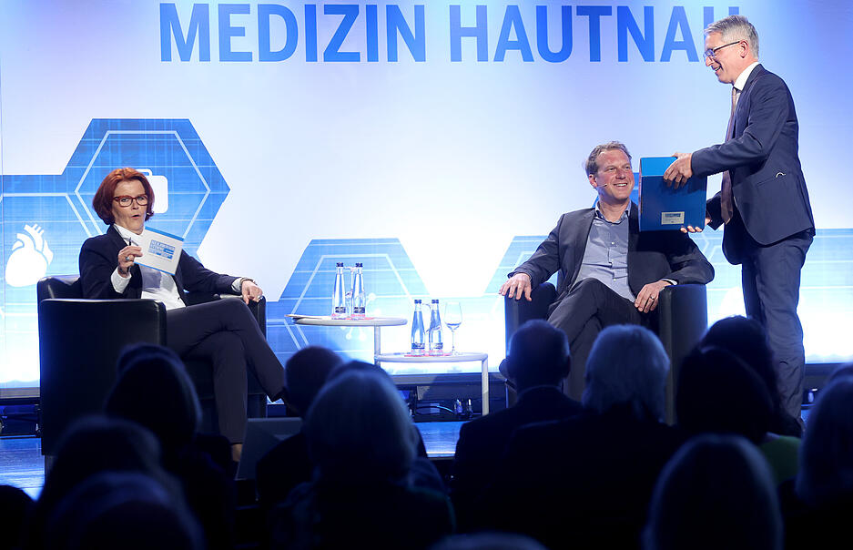 Abendvorlesung Medizin Hautnah zum Thema Autoimmunerkrankungen, Referent Prof. Henes, Tübingen und Verabschiedung Iris Baars-Werner. Abendvorlesung Medizin Hautnah zum Thema Autoimmunerkrankungen, Referent Prof. Henes, Tübingen und Verabschiedung Iris Baars-Werner.