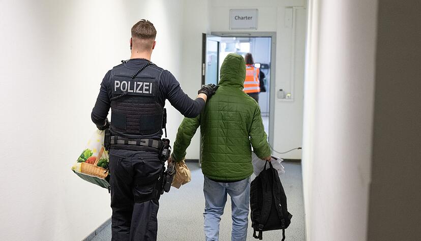 Ausreisepflichtige Fl&uuml;chtlinge sollen das Land schneller verlassen. (Foto-Illustration)