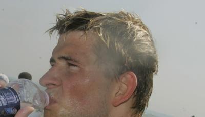 Alexander Studzinski nimmt 2006 bei der EM nach dem Rennen &uuml;ber 25 Kilometer Wasser zu sich.