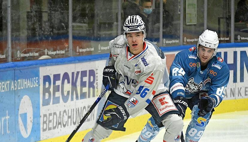 Alles im Blick: Neben seiner Schnelligkeit profitiert Falken-Stürmer Simon Thiel (links) von seiner Übersicht und seinem Spielverständnis. Er weiß seine Mitspieler gekonnt in Szene zu setzen.
Foto: imago images/Peter Hartenfelser Alles im Blick: Neben seiner Schnelligkeit profitiert Falken-Stürmer Simon Thiel (links) von seiner Übersicht und seinem Spielverständnis. Er weiß seine Mitspieler gekonnt in Szene zu setzen.
Foto: imago images/Peter Hartenfelser