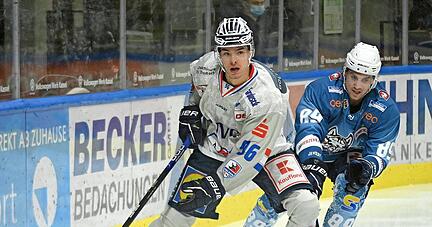 Alles im Blick: Neben seiner Schnelligkeit profitiert Falken-Stürmer Simon Thiel (links) von seiner Übersicht und seinem Spielverständnis. Er weiß seine Mitspieler gekonnt in Szene zu setzen.
Foto: imago images/Peter Hartenfelser Alles im Blick: Neben seiner Schnelligkeit profitiert Falken-Stürmer Simon Thiel (links) von seiner Übersicht und seinem Spielverständnis. Er weiß seine Mitspieler gekonnt in Szene zu setzen.
Foto: imago images/Peter Hartenfelser