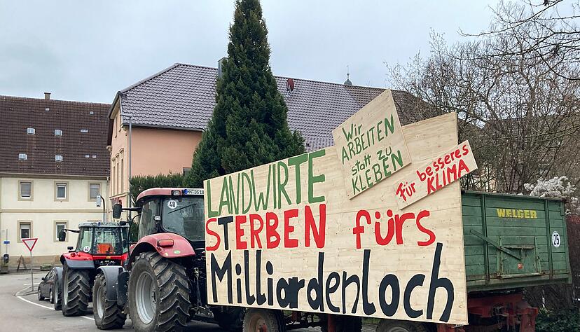 Bauern aus der Region demonstrieren spontan beim Dreikönigstreffen der FDP in Eppingen. Bauern aus der Region demonstrieren spontan beim Dreikönigstreffen der FDP in Eppingen.