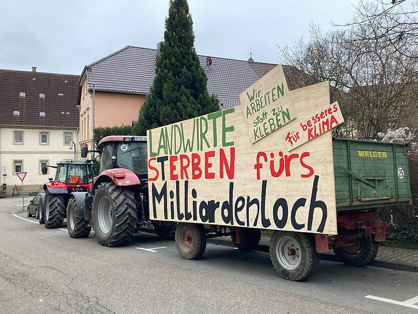 Landwirte aus der Region zeigen ihren Frust beim Dreikönigstreffen der FDP in Eppingen