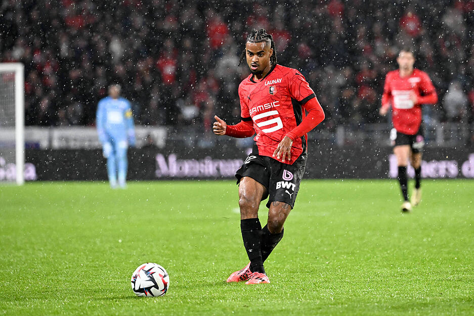 Der VfB Stuttgart soll sich mit Lorenz Assignon einig sein. Ein Sommer-Wechsel steht wohl bevor.