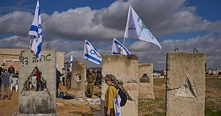 Israelische Siedler bei der Einweihung einer neuen Siedlung im Westjordanland. (Archivbild)