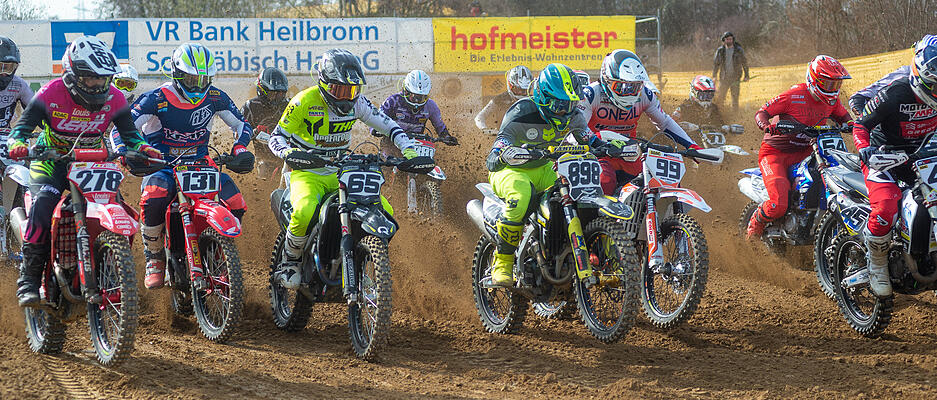 Fahrer aus mehreren Nationen messen sich beim traditionsreichen Motocross-Rennen in verschiedenen Klassen.