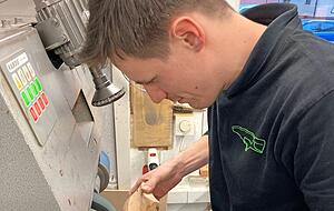 An der Schleifmaschine arbeitet Andreas Schäfer den Leisten nach. An der Schleifmaschine arbeitet Andreas Schäfer den Leisten nach.