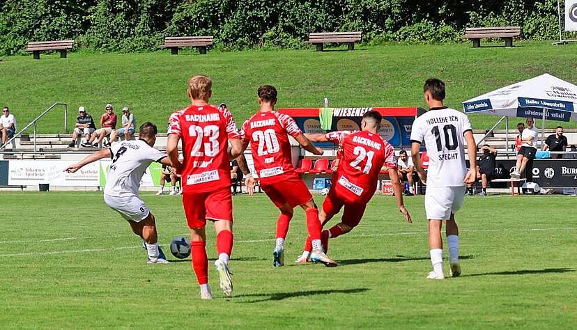 Felix Limbach (links) kommt zum Abschluss und findet die L&uuml;cke durch die TSG-Abwehrspieler. Das war der Schlusspunkte beim 3:1-Sieg des FSV.