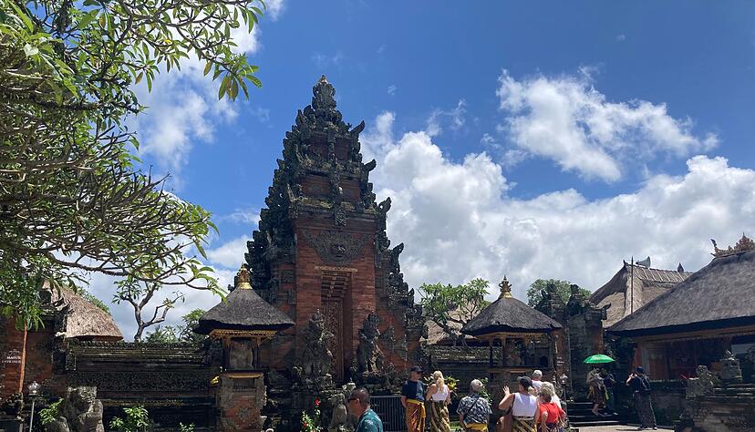 Die Tempel Balis gelten bei Touristen aus aller Welt als Attraktion. Die Tempel Balis gelten bei Touristen aus aller Welt als Attraktion.