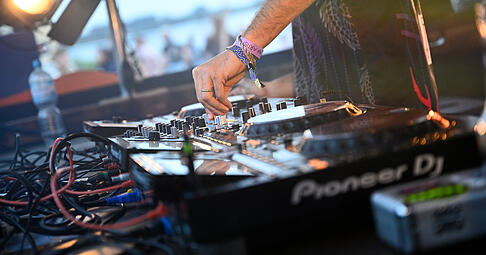 Welche DJs am 1. August nach Heilbronn auf die Theresienwiese kommen, wird als Geheimnis gehandelt. (Symbolbild) Welche DJs am 1. August nach Heilbronn auf die Theresienwiese kommen, wird als Geheimnis gehandelt. (Symbolbild)