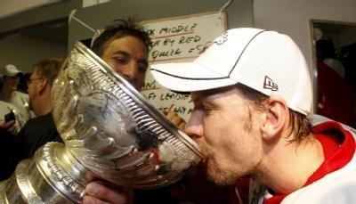 Detroit Red Wings Kapit&auml;n Nicklas Lidstr&ouml;m nimmt einen Schluck aus dem Stanley Cup.