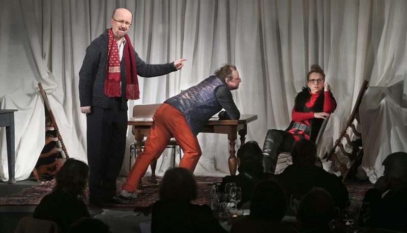 Das Vorspiel, "Wie alles begann"l: Michael Thelo (l.) als Regisseur, den Klaus (Andreas J&auml;ger) und Elvira (Petra Schlampp) beim Vorsprechen ignorieren. Fotos: Sawatzki