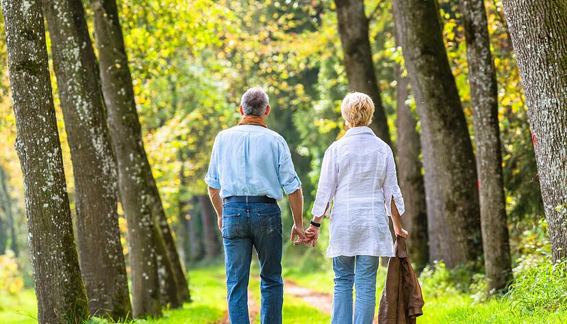 Spazierengehen an der frischen Luft ist eine Wohltat f&uuml;r K&ouml;rper und Geist.
Foto: Kzenon/stock.adobe.com