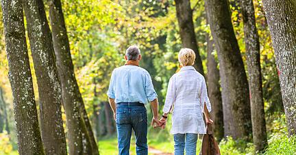 Spazierengehen an der frischen Luft ist eine Wohltat f&uuml;r K&ouml;rper und Geist.
Foto: Kzenon/stock.adobe.com