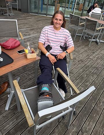 Ihre Gehhilfen werden bis auf Weiteres die treusten Begleiterinnen von Angunn Gudmestad bleiben. Die Sport-Union Neckarsulm hat der R&uuml;ckraum-Spielerin dennoch einen neuen Vertrag angeboten.