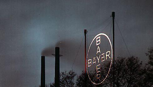 Das Bayer-Kreuz in Leverkusen hat einen Durchmesser von 51 Meter. Das Bayer-Kreuz in Leverkusen hat einen Durchmesser von 51 Meter.